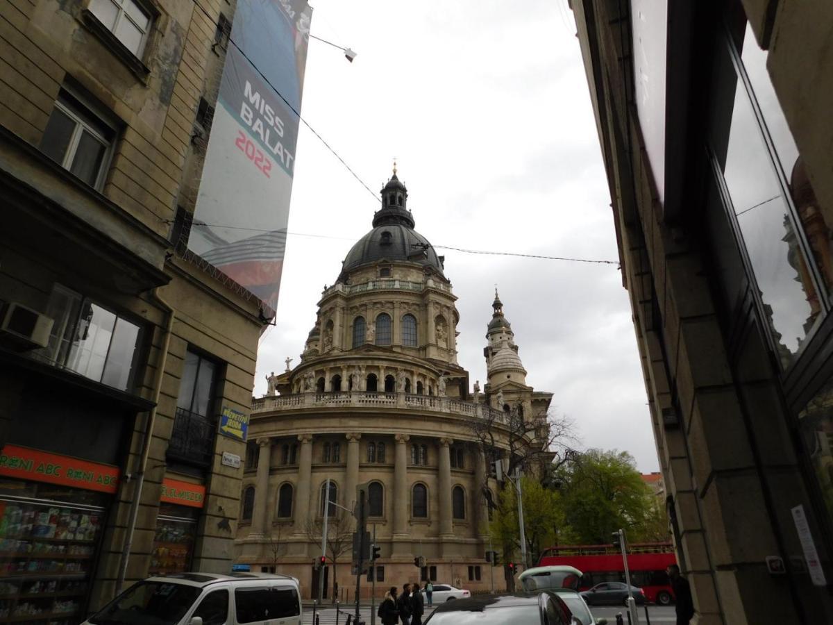 The Wonder Deer Next To The Opera Self Check-in Budapeszt